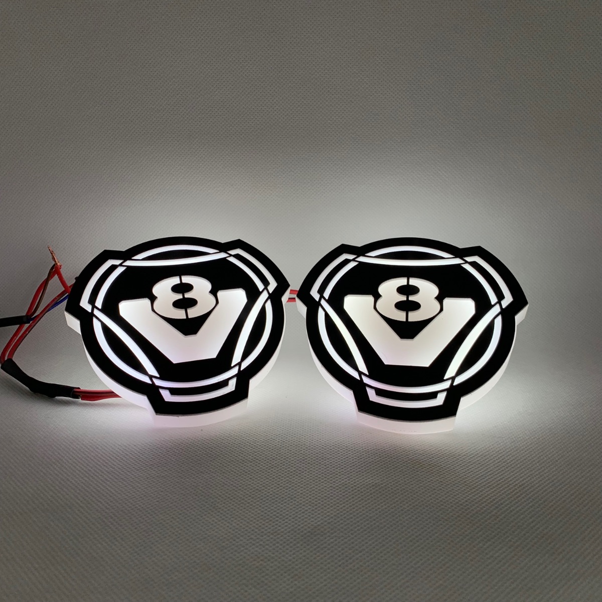 LED podsvícený znak V8, Studená bílá 2ks