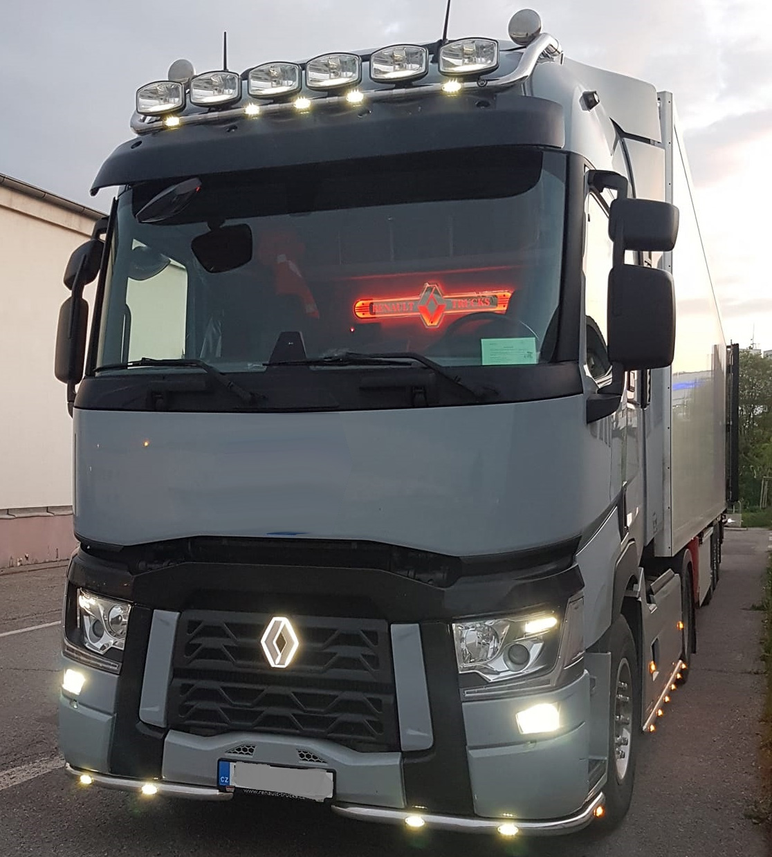 Nerezové podsvícené logo Renault T 2021- 22x18cm, Studená bílá 24V