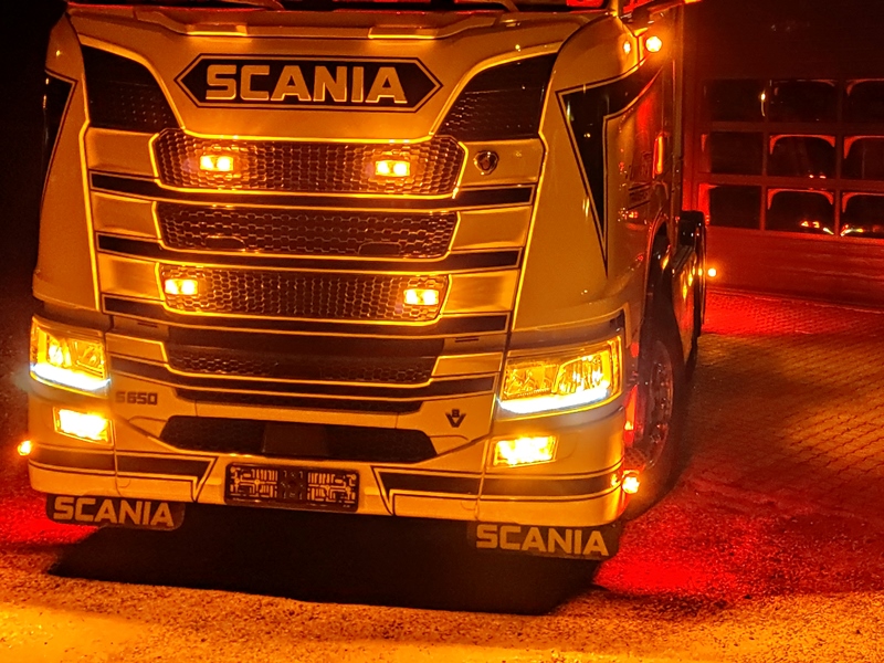 Přídavná poziční světla do světel v masce Scania NTG od 2023 Oranžová a bílá