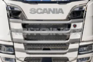 Tenké nerezové lišty vedle masky, Scania NTG R