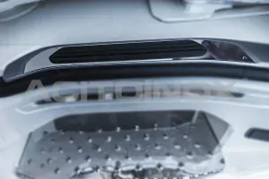 Nerezová lišta nad schody do profilu kabiny, Scania NTG S/R