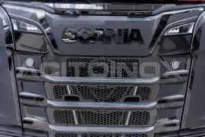 Nerezové lišty vedle masky, Scania NTG S/R