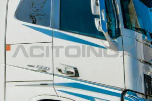 Tenké nerezové lišty na bok kabiny, Volvo FH4 a FH5