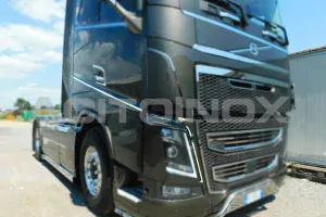 Tenké nerezové lišty od světel až po dveře, Volvo FH4