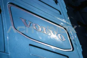 Nerezové lišty s logem Volvo do zadu kabiny, Volvo FH4