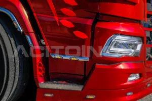 Nerezové rámy do dveří se 4 LED oranžové pozičky, DAF XG+, XG