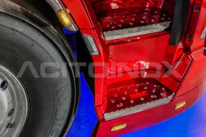 Schůdky do kabiny s podsvíceným nápisem Daf, DAF XG+, XG