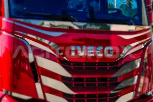 Nerezové lišty nad masku, Iveco S-Way