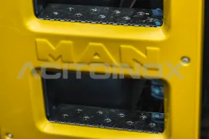 Nerezové kryty schůdku na mezinápravový spoiler, Man TGX 2020