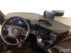 Polička dlouhá, s výřezem na bezdrátovou nabíječku - strana řidiče, pro Mercedes Actros MP5 (2020-)