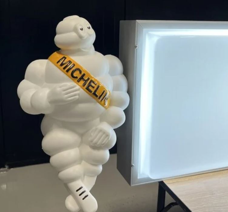 Držáky figurek Michelin na Light Box, Neon, pár