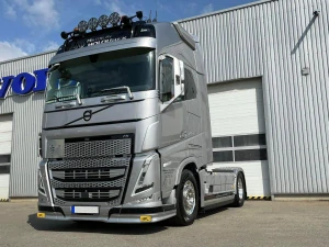 Spoiler pod nárazník Volvo FH4 i 5, Výška 12 cm, 2x světla TALMU
