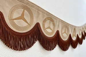 Bordura do kamionu Mercedes- Béžová, hnědé střapce