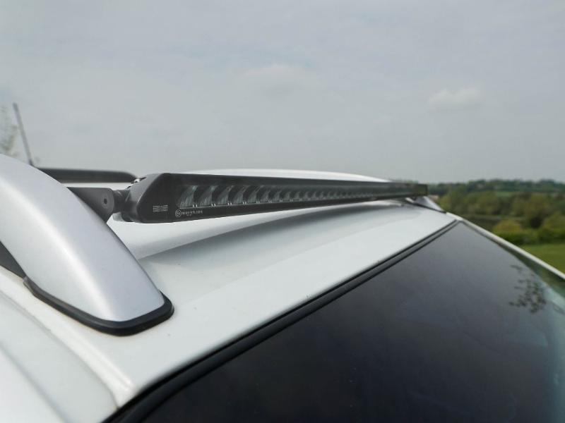 Sada střešního světla Lazer pro Nissan Navara (2014-2019) se střešníma ližinama, Linear-36