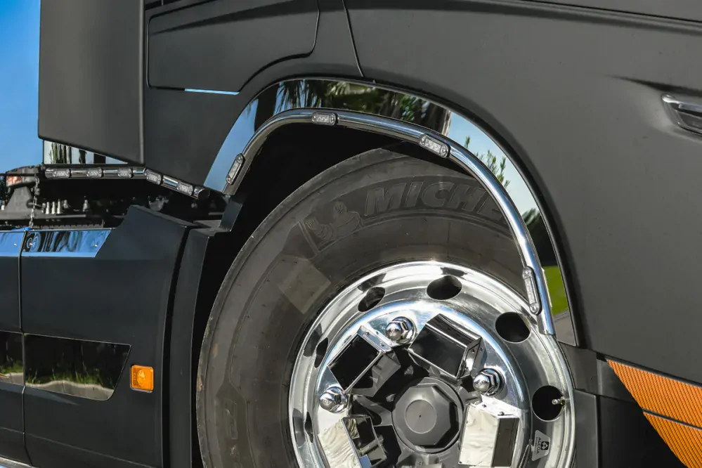Nerezový rám do blatníku 4 LED oranžové pozičky, Volvo FH4
