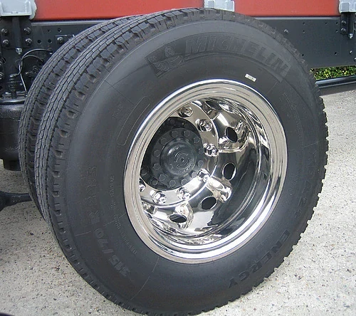 Kompletní sada nerezových poklic 22,5" na balény pro vozy IVECO s ET135