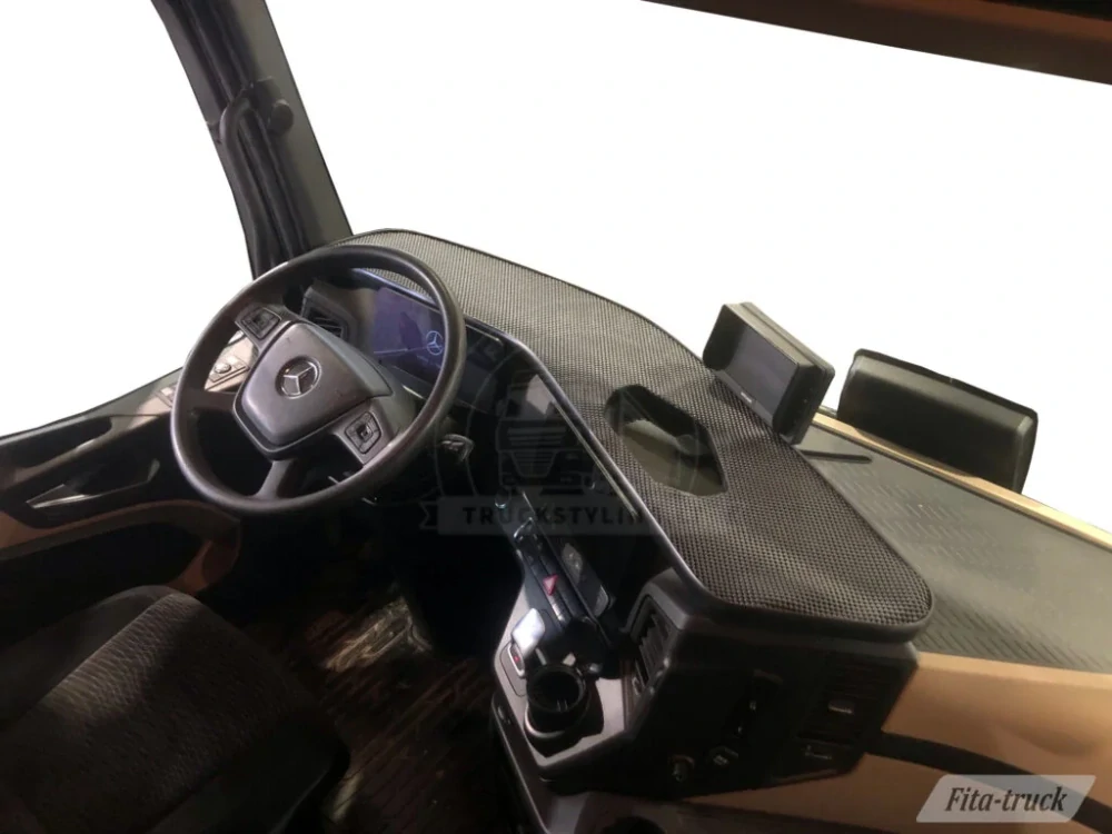 Polička dlouhá, s výřezem na bezdrátovou nabíječku - strana řidiče, pro Mercedes Actros MP5 (2020-)