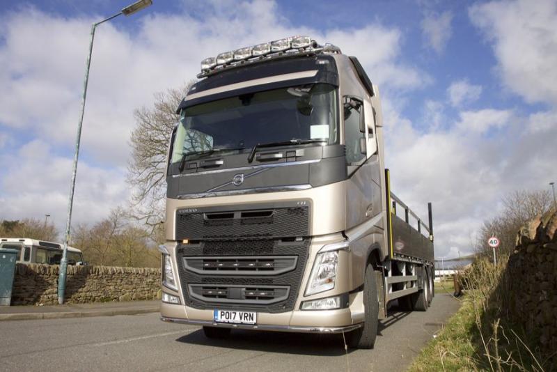 Přední nerezový rám/lišta Kelsa LedBar Split Style pro Volvo FH 2013-2020 Denní kabina, Globetrotter, Globetrotter XL | FM Euro 6 Globetrotter, Daycab
