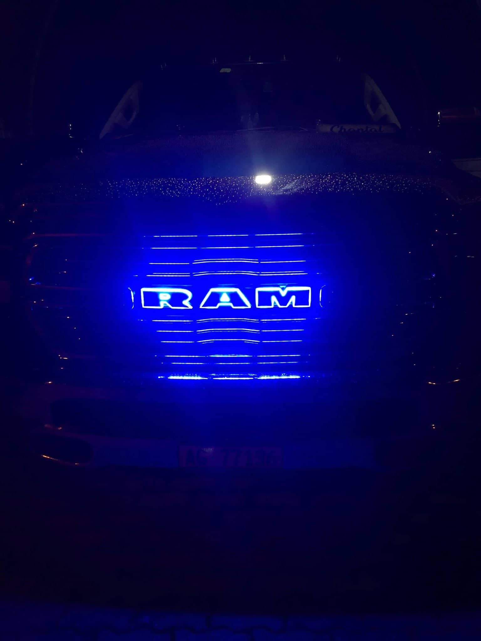 LED podsvícený nápis Dodge RAM