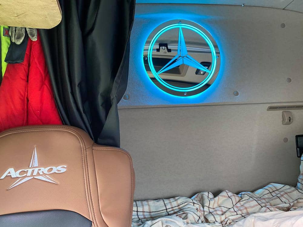 LED podsvícená RGB tabule do kabiny Mercedes 24V