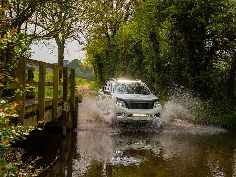 Sada střešního světla Lazer pro Nissan Navara (2014-2019) se střešníma ližinama, Linear-36