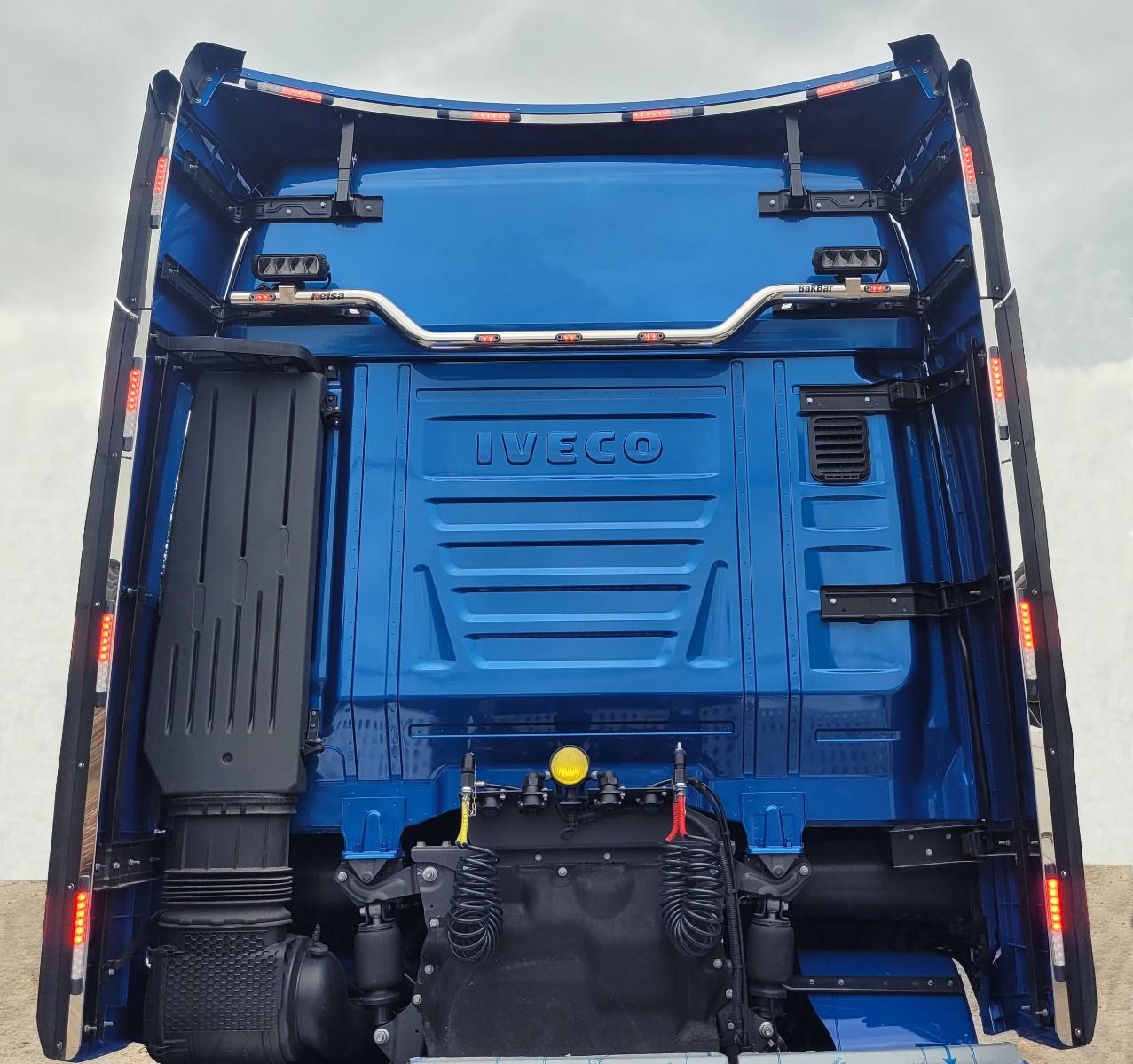 Nerezové lišty zakabinových spoilerů Kelsa Airkit, Iveco S-Way, AS sleeper cab