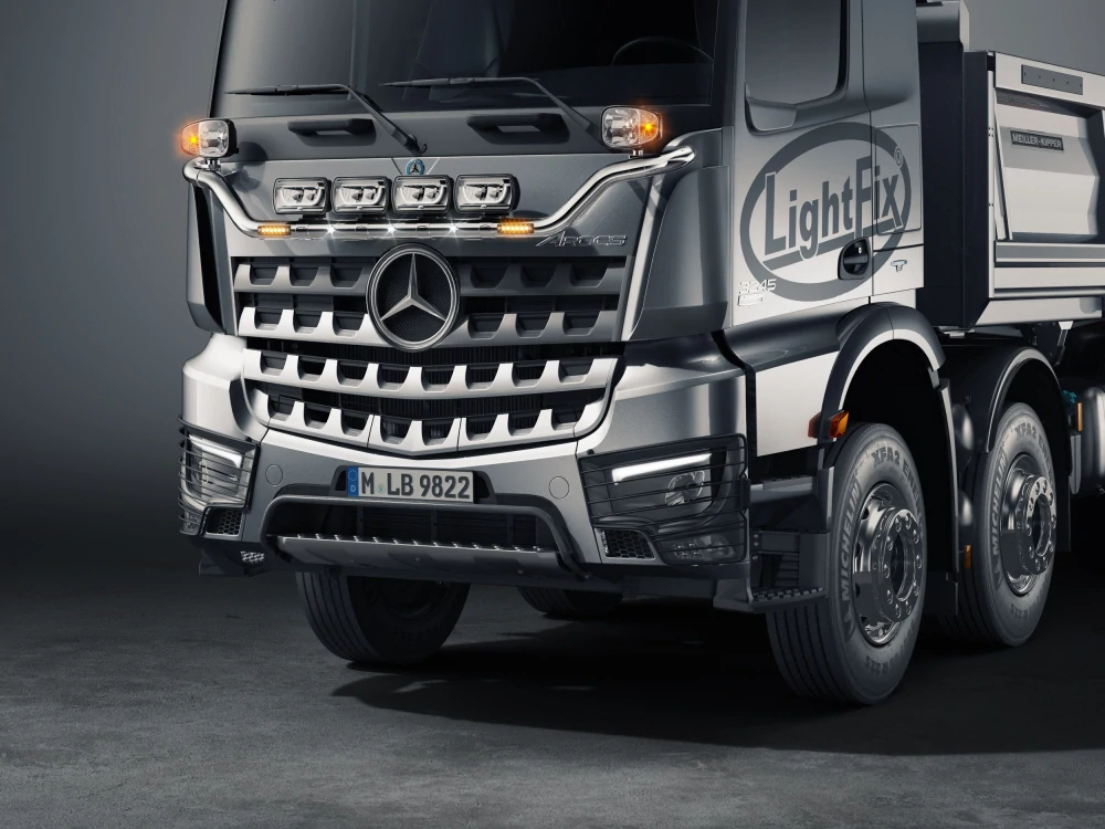 Přední rám Lightfix PLOW-LIGHT lakovaný – MERCEDES - AROCS - BIG / STREAM SPACE 2500