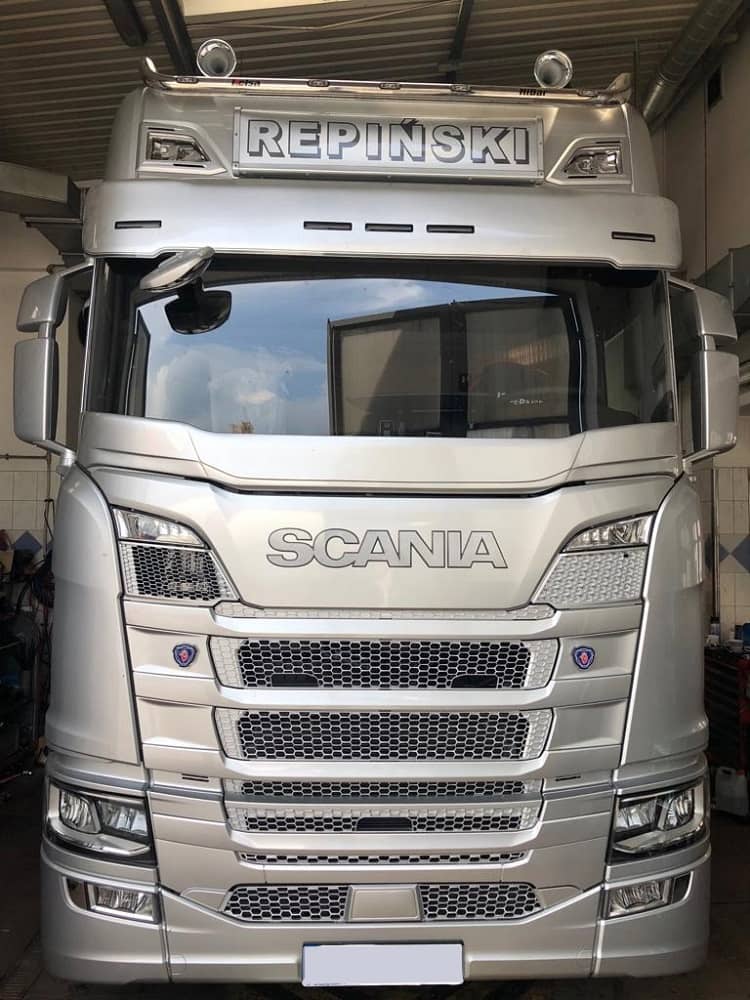 Sluneční clona Scania new gen 2017- S/R/G s 5 výřezy na poziční světla/komplet