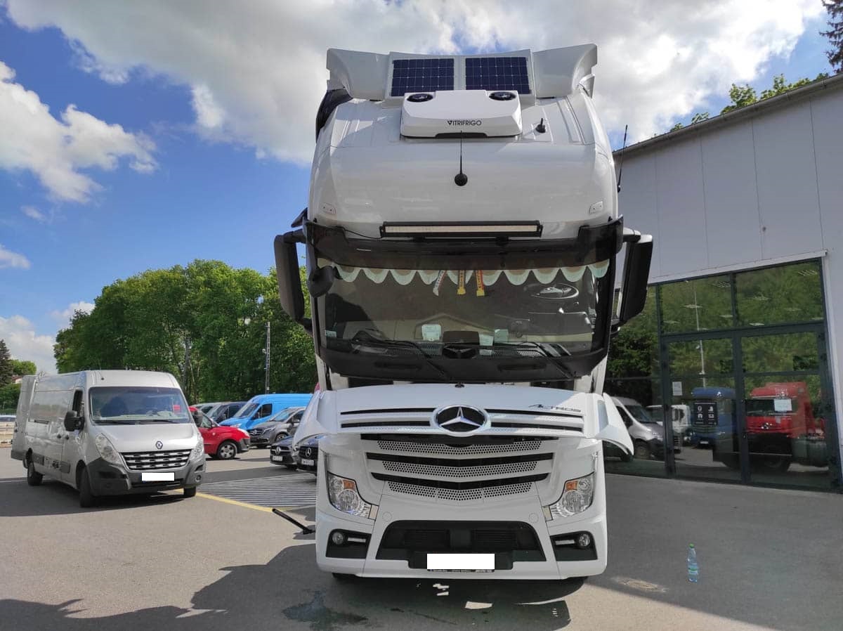 Sada solárních panelů Skyled 2x55 W pro Mercedes Actros MP4 a MP5 Bigspace