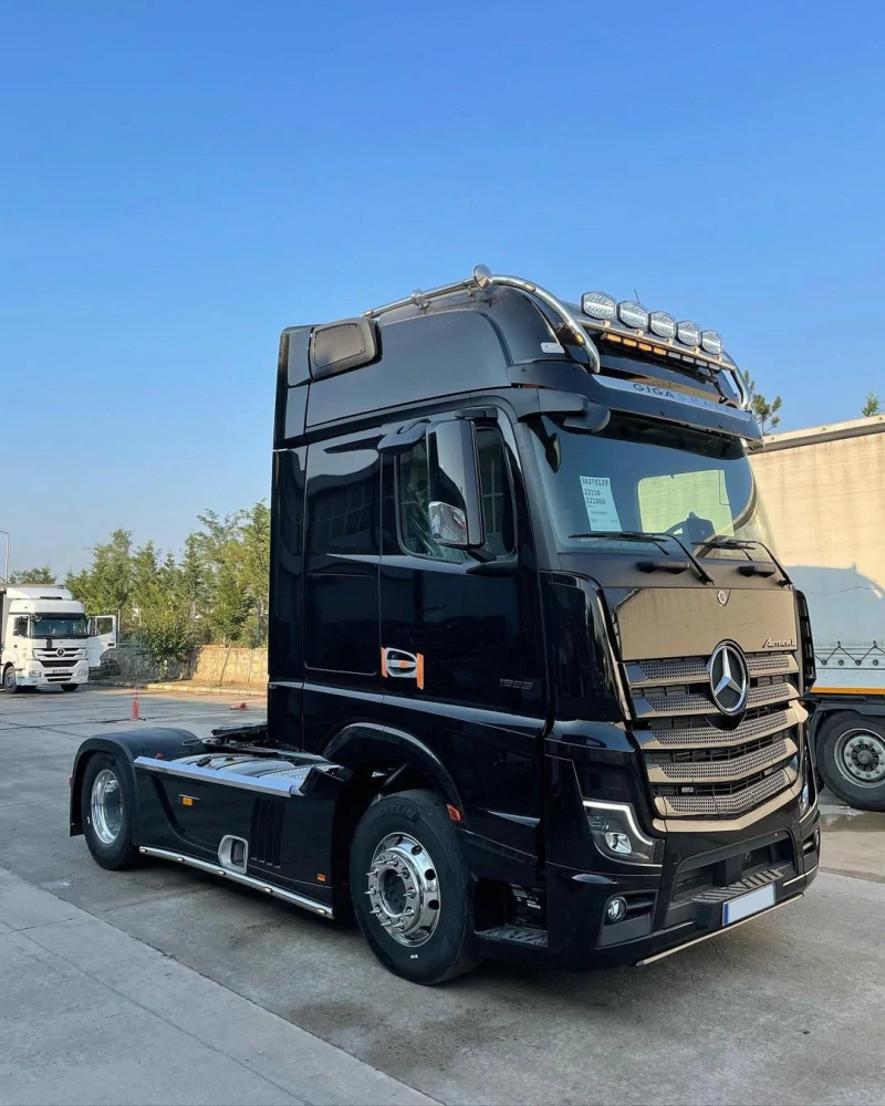 Střešní rampa typ H, 17 LED Mercedes Actros MP4 a MP5 Giga Space