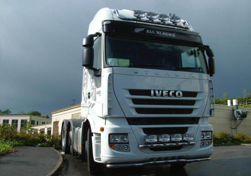 Přední nerezový rám Kelsa MiniBar pro  Iveco Stralis Cube s HIWAY Active Space/Time | Active Day | HIWAY