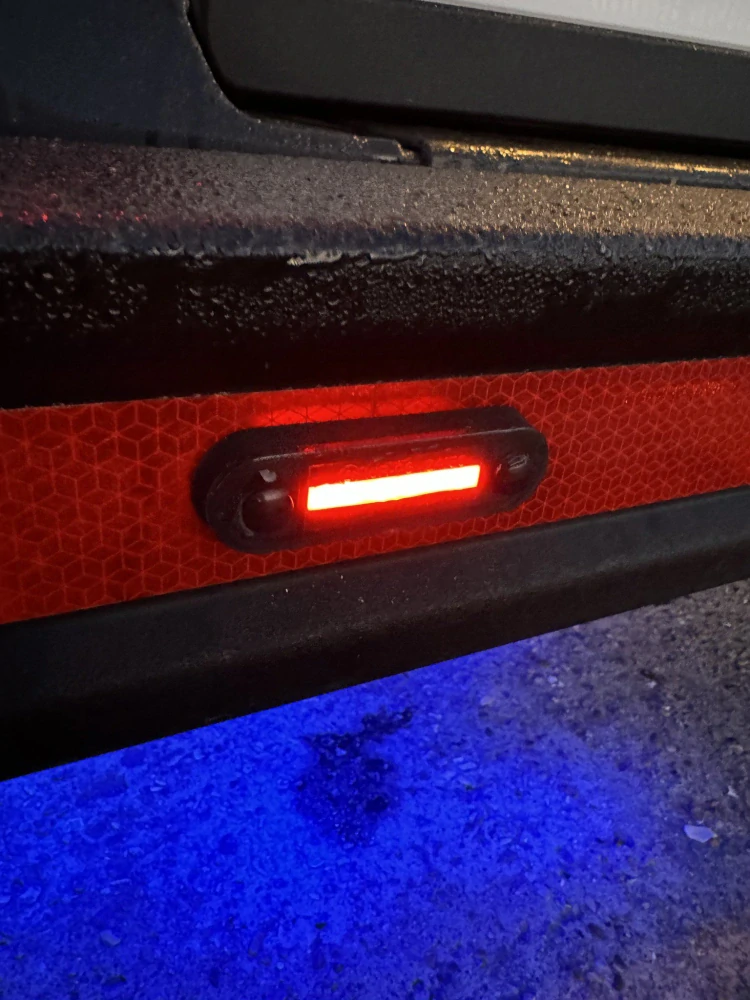 LED poziční světlo s technologií Light Guide, 12/24V, IP69K, ECE R10 - červená