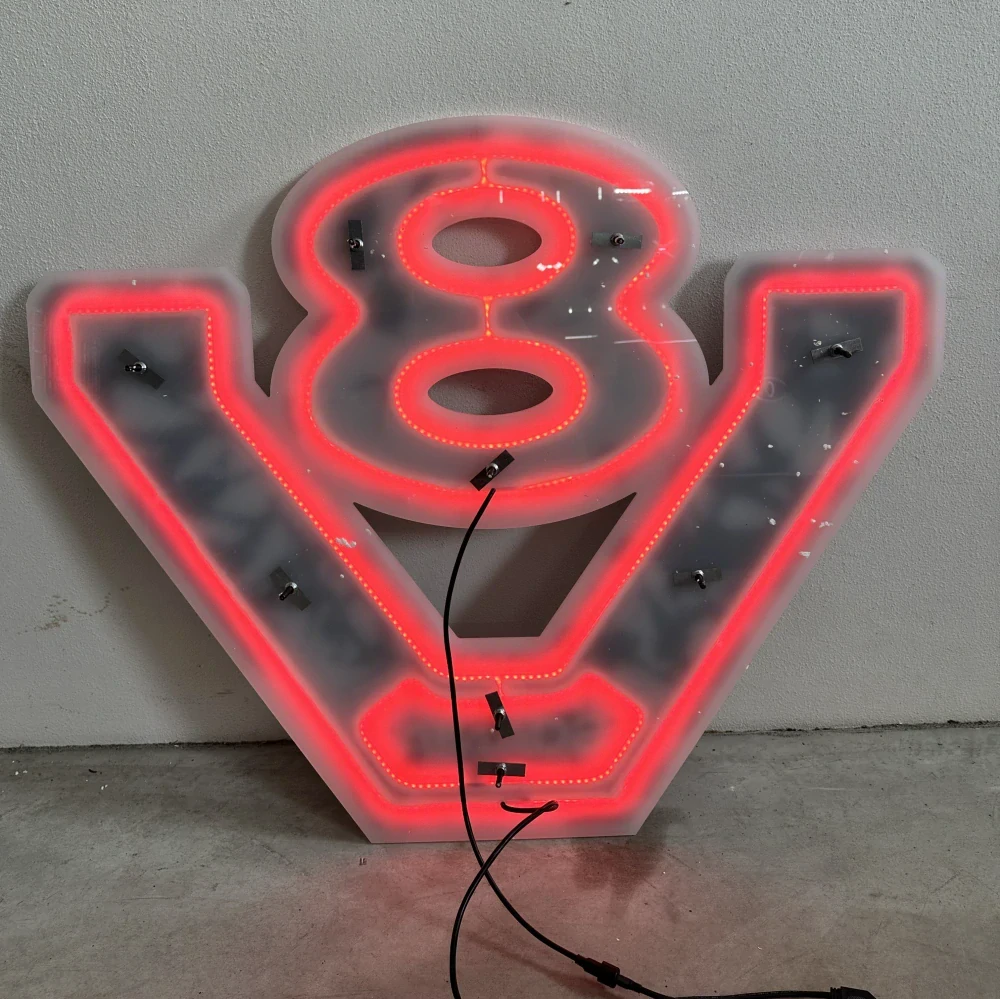 Podsvícené logo V8, 92x75cm, 24V, IP65