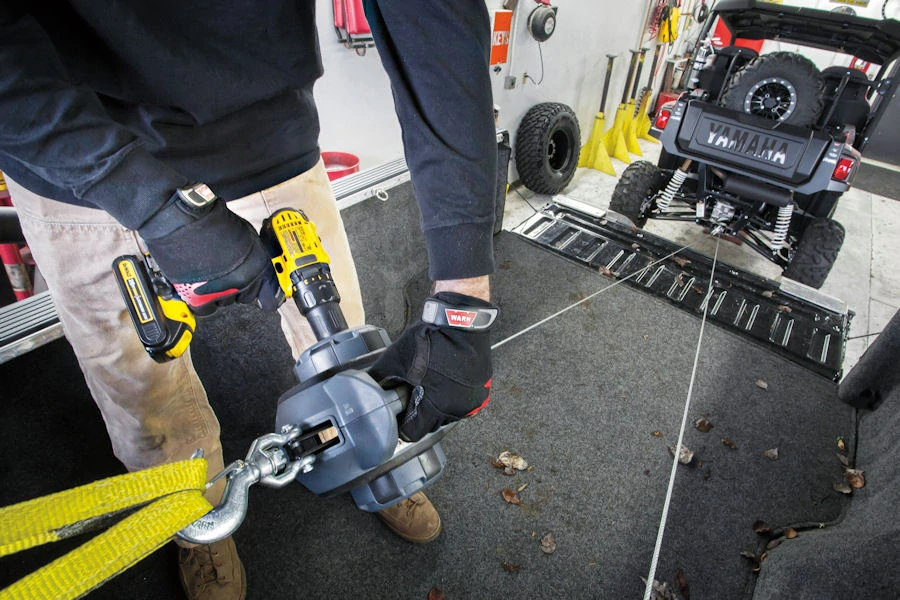 Naviják WARN Drill Winch 340kg, s ocelovým lanem