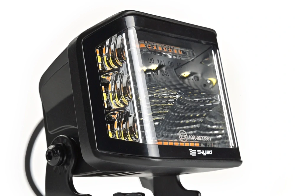 Pracovní světlo Skyled Dark Illusion Flash QF70F (rozptylné), poziční světlo, strobo, 10-30V, 70W, 2194lm, ECE R10, R23, R65