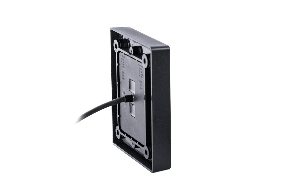 Univerzální LED zadní světlo 3v1 – obrysové / couvací / mlhové, 12–30 V, kulaté zapuštěné, kabel 1 m