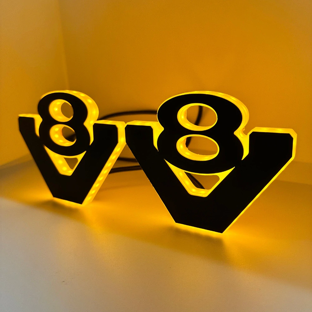 Podsvícený znak V8, 24V, Černý- Oranžové podsvícení