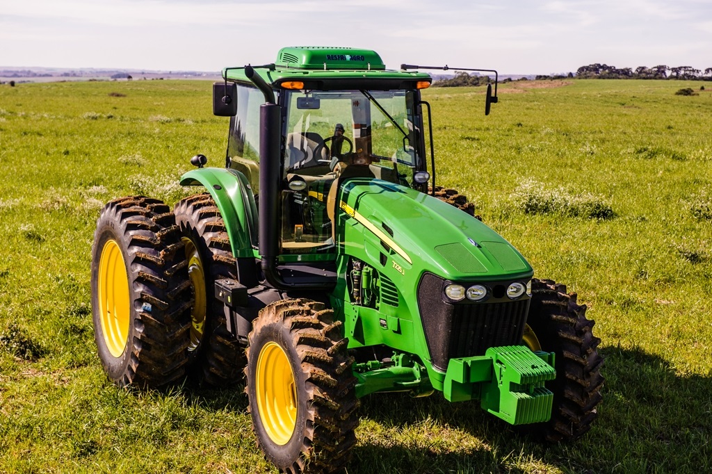 Střešní nezávislá klimatizace 12V do prašného prostředí pro traktor, kombajn  ResfriAgro s integrovanou vodní nádrží