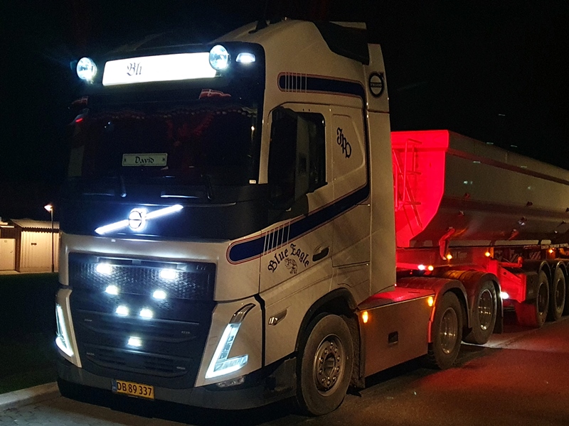 Podsvícené lišty loga Volvo 2013+